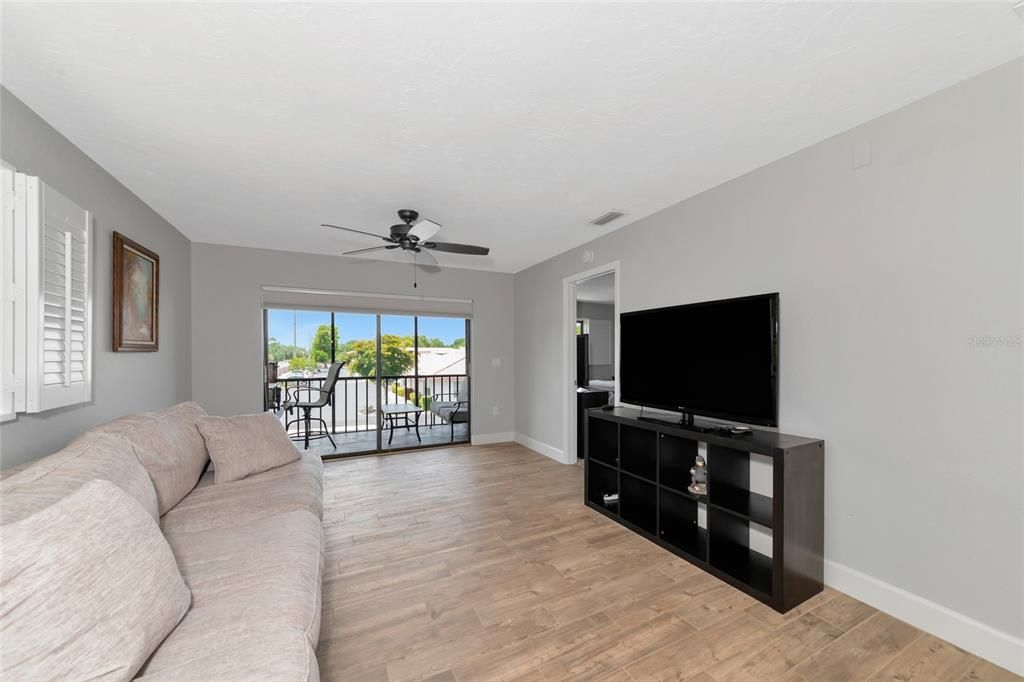 For Sale: $229,999 (2 beds, 2 baths, 914 Square Feet)