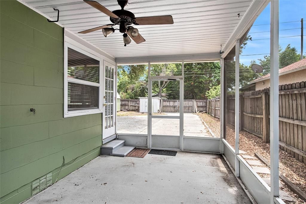 Active With Contract: $325,000 (2 beds, 1 baths, 812 Square Feet)