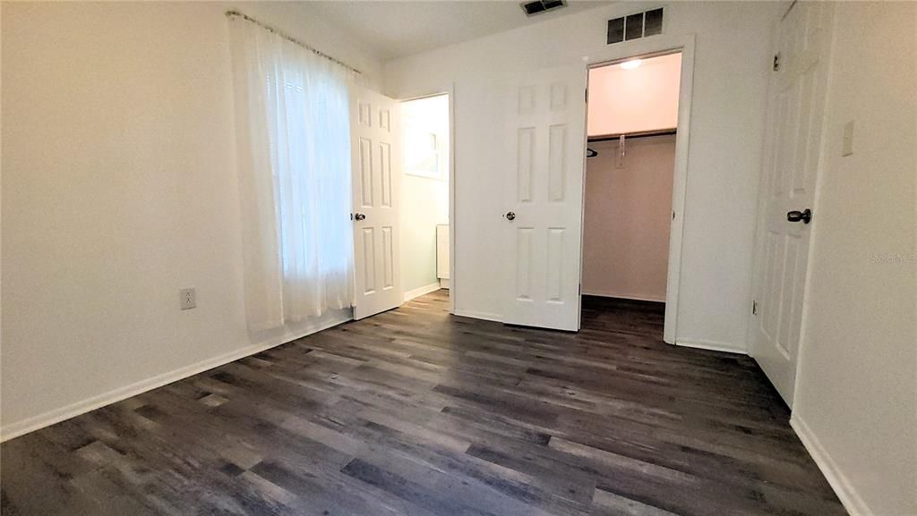 Main BR w/walk-in closet and private bath