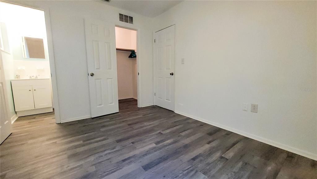 Main Bedroom w/walk-in closet and private bath