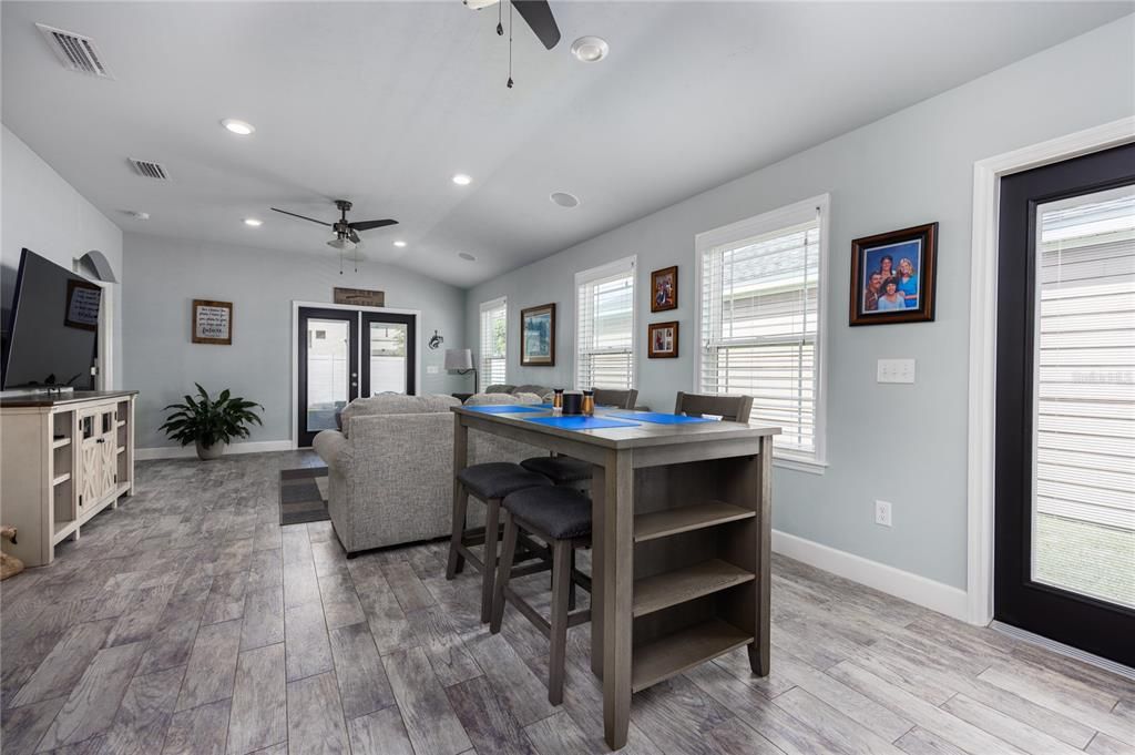 Active With Contract: $289,900 (2 beds, 2 baths, 1269 Square Feet)