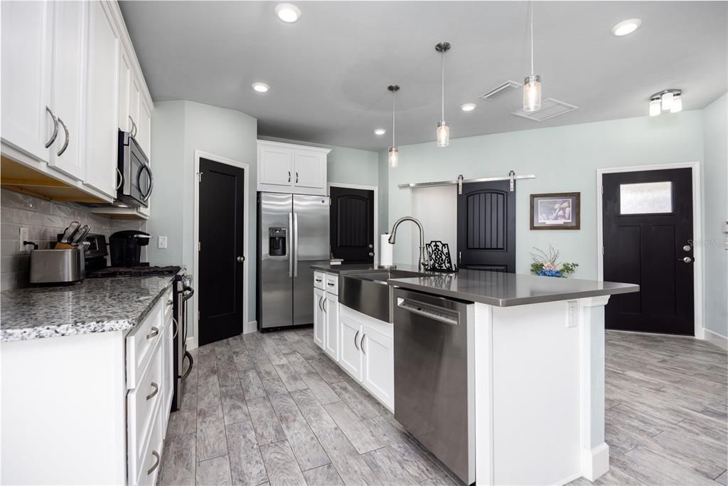 Active With Contract: $289,900 (2 beds, 2 baths, 1269 Square Feet)