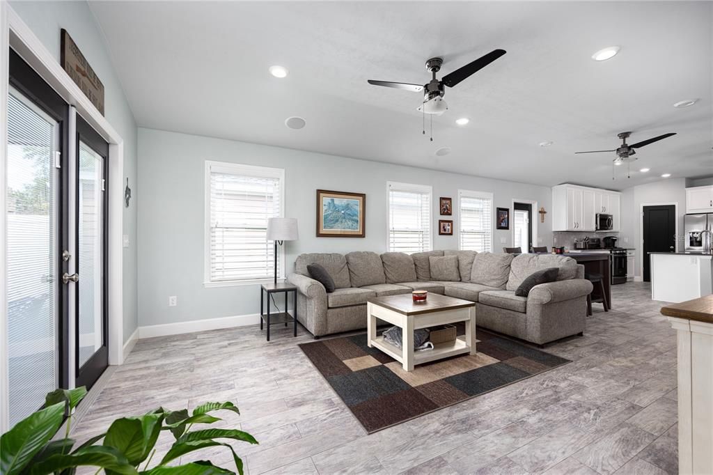 Active With Contract: $289,900 (2 beds, 2 baths, 1269 Square Feet)