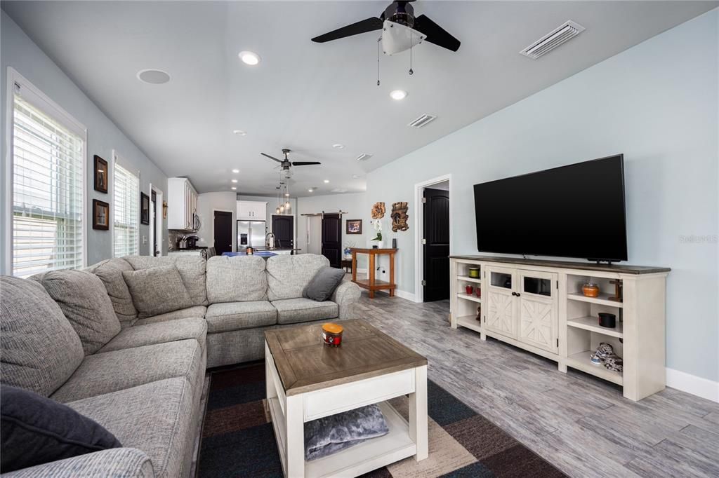 Active With Contract: $289,900 (2 beds, 2 baths, 1269 Square Feet)