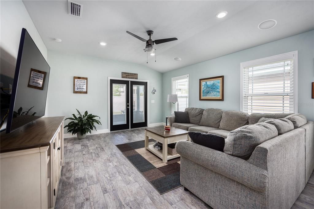 Active With Contract: $289,900 (2 beds, 2 baths, 1269 Square Feet)