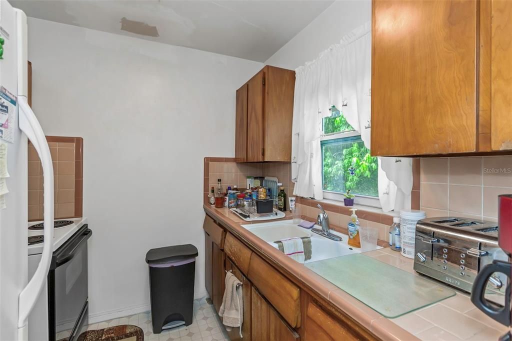 Active With Contract: $410,000 (3 beds, 2 baths, 1940 Square Feet)