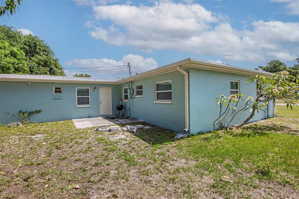 Active With Contract: $410,000 (3 beds, 2 baths, 1940 Square Feet)