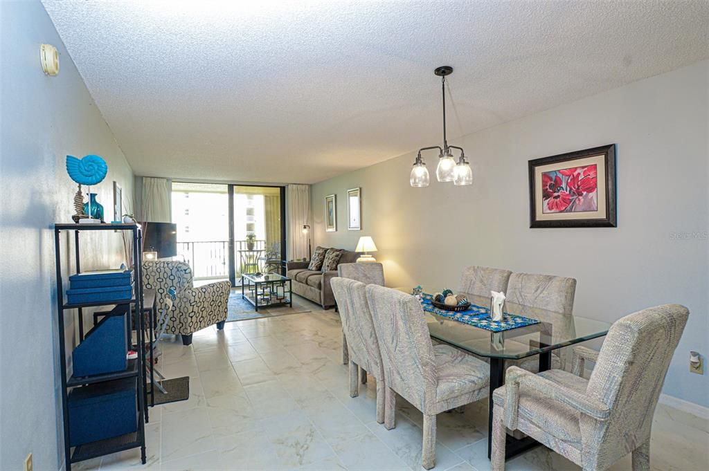 For Sale: $309,900 (1 beds, 1 baths, 888 Square Feet)