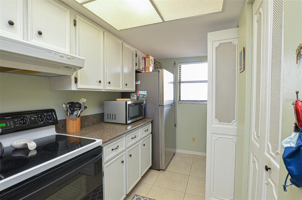 For Sale: $309,900 (1 beds, 1 baths, 888 Square Feet)