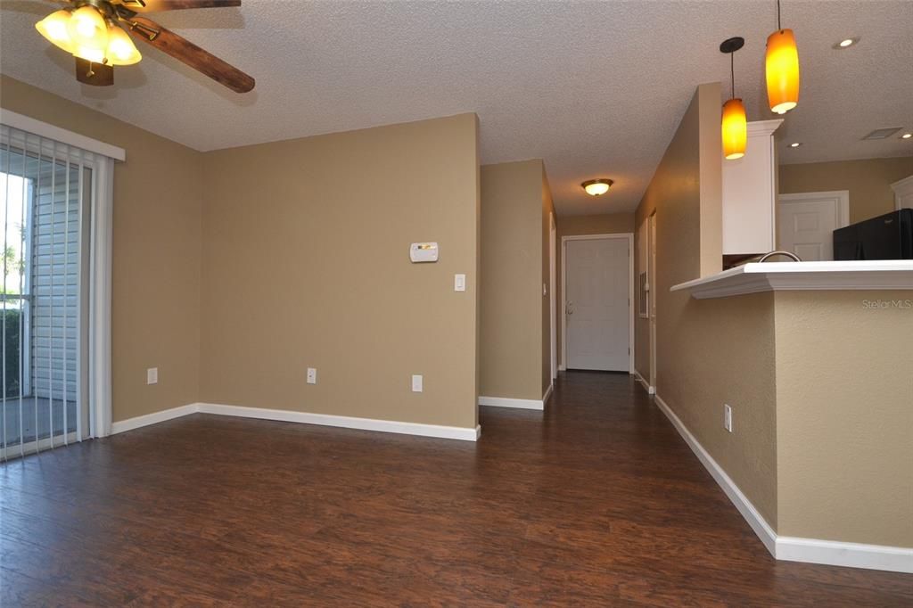 For Sale: $205,000 (2 beds, 1 baths, 819 Square Feet)