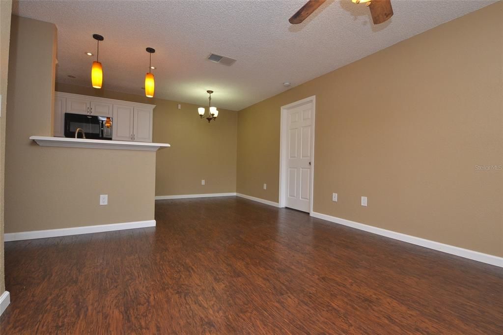 For Sale: $205,000 (2 beds, 1 baths, 819 Square Feet)