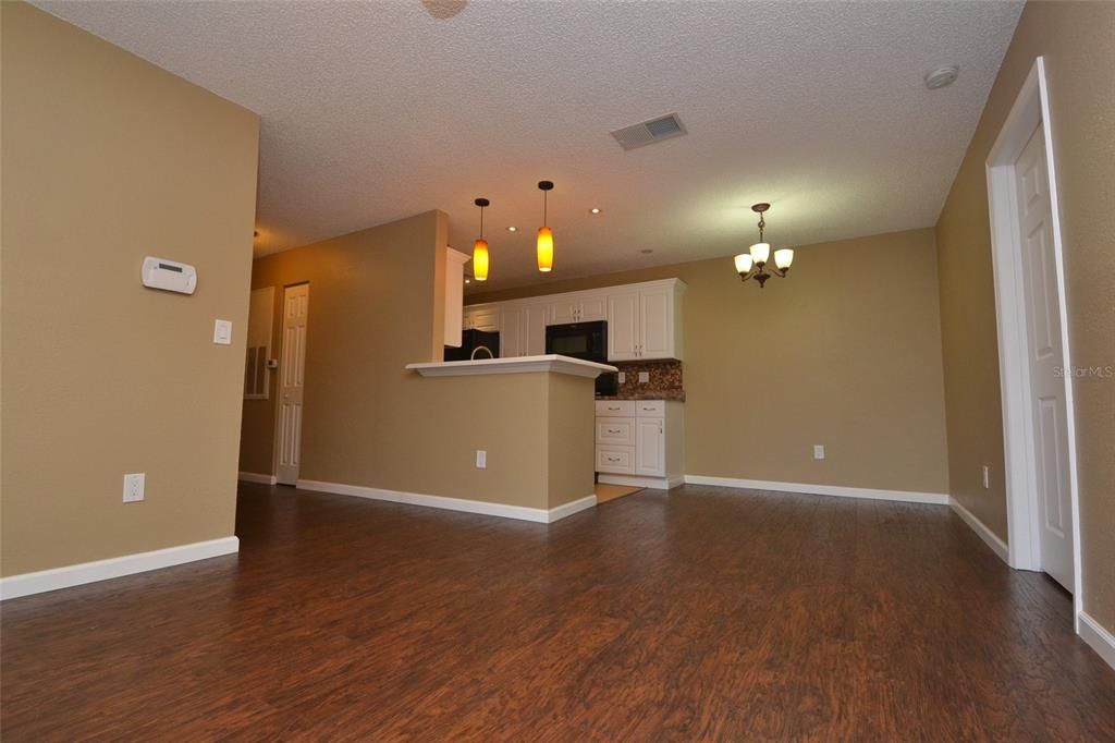 For Sale: $200,000 (2 beds, 1 baths, 819 Square Feet)