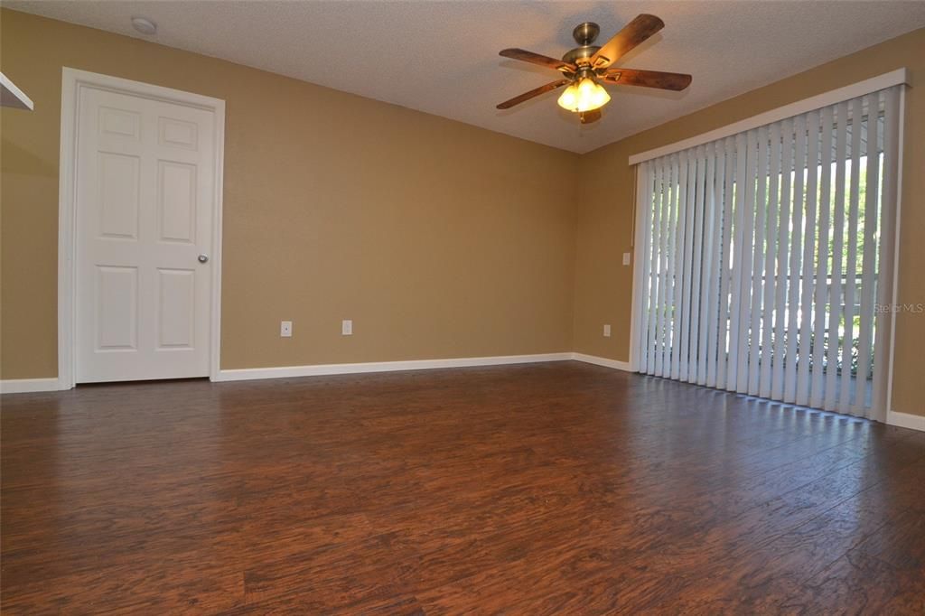 For Sale: $205,000 (2 beds, 1 baths, 819 Square Feet)