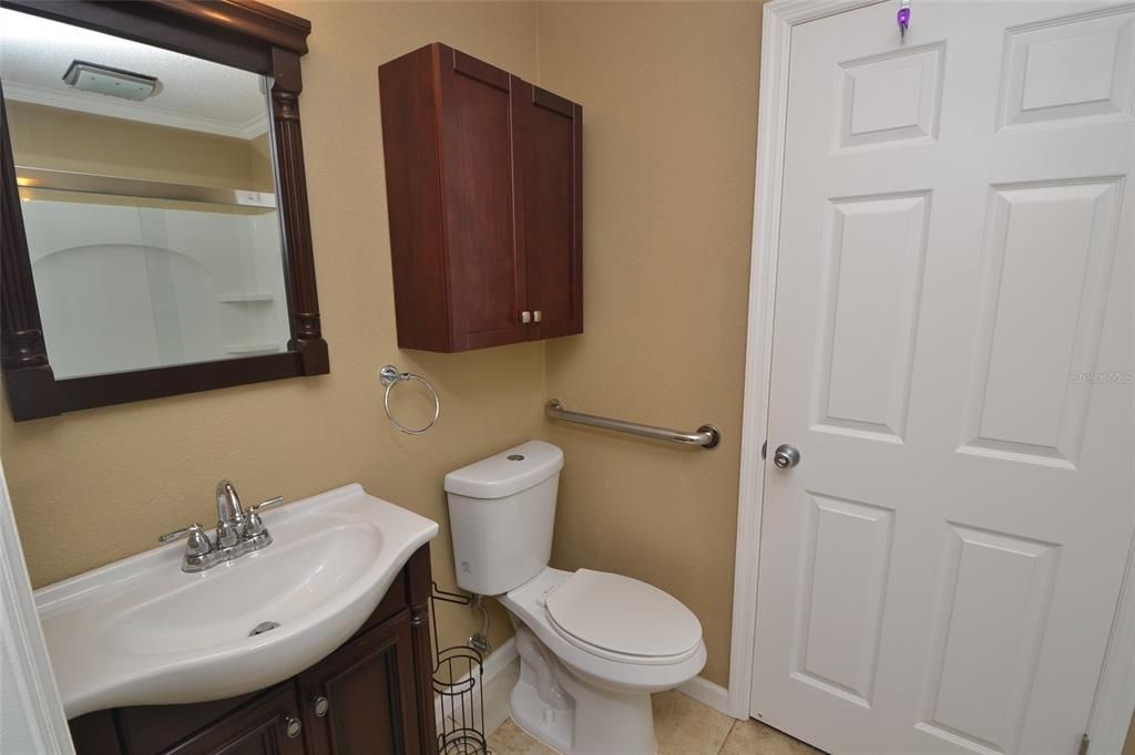 For Sale: $205,000 (2 beds, 1 baths, 819 Square Feet)