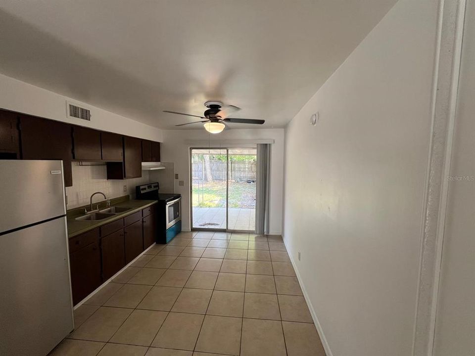 For Rent: $1,450 (2 beds, 1 baths, 810 Square Feet)