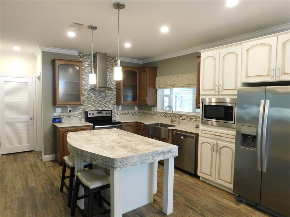 For Sale: $284,900 (2 beds, 2 baths, 1274 Square Feet)