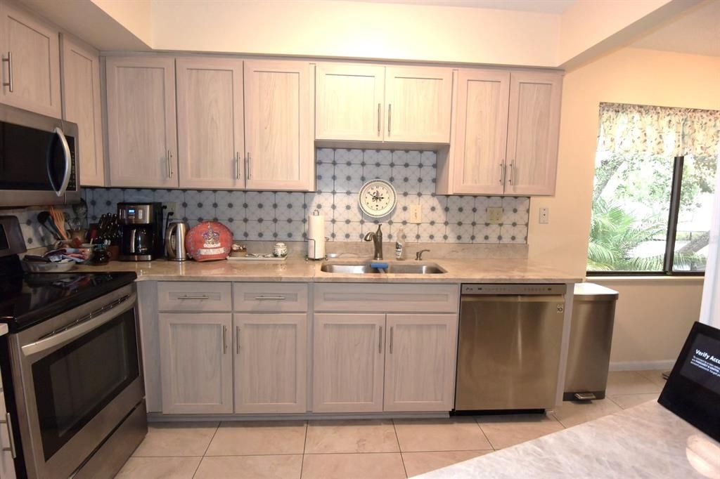 Updated Kitchen Cabinets & SS Appliances