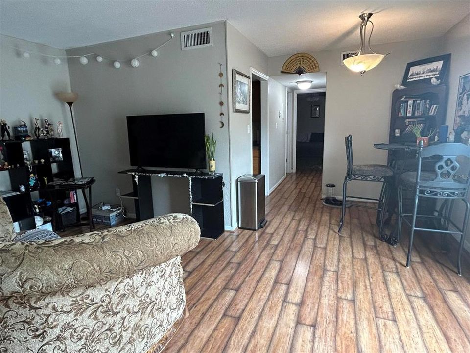 For Sale: $115,000 (1 beds, 1 baths, 630 Square Feet)