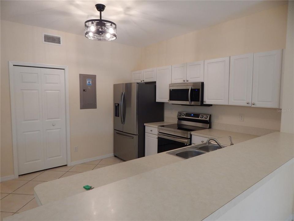 For Rent: $2,100 (3 beds, 2 baths, 1596 Square Feet)