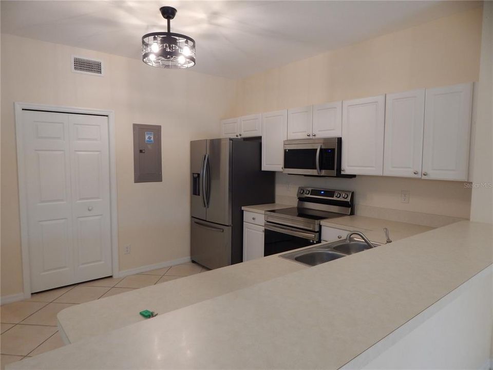 For Rent: $2,300 (3 beds, 2 baths, 1596 Square Feet)