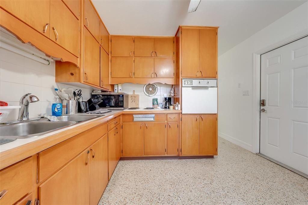 Active With Contract: $269,900 (2 beds, 1 baths, 784 Square Feet)