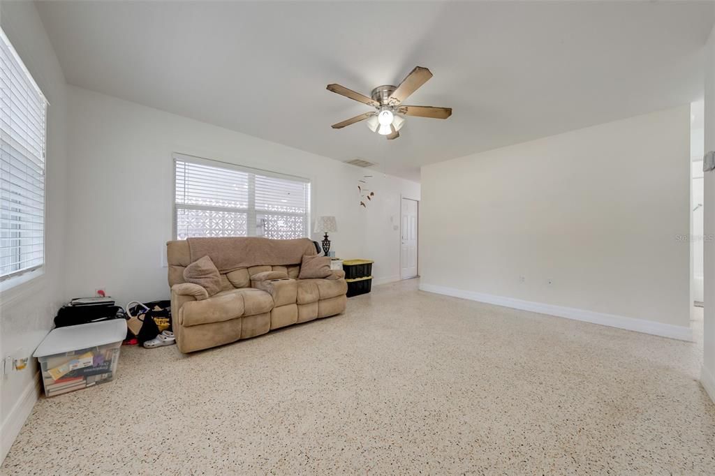 Active With Contract: $269,900 (2 beds, 1 baths, 784 Square Feet)