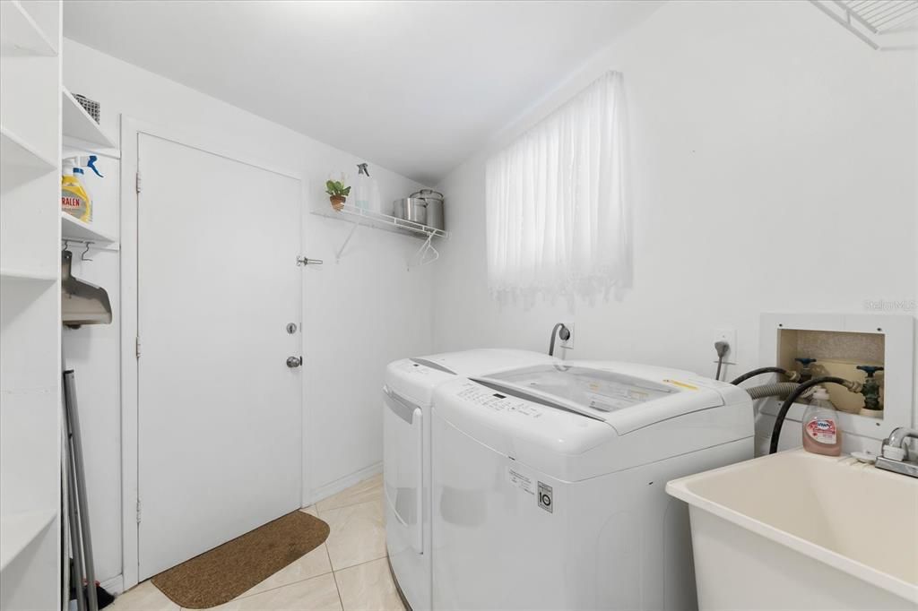 For Rent: $2,200 (2 beds, 2 baths, 1212 Square Feet)