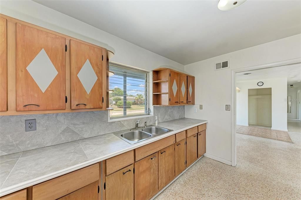 Active With Contract: $362,000 (3 beds, 2 baths, 1412 Square Feet)