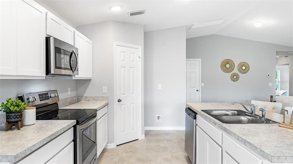 Active With Contract: $309,990 (3 beds, 2 baths, 1550 Square Feet)