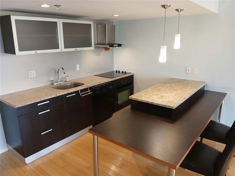 Recently Rented: $1,295 (1 beds, 1 baths, 701 Square Feet)