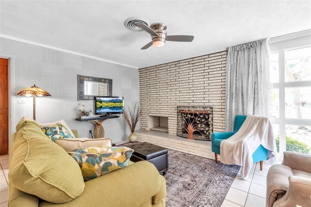 Active With Contract: $385,000 (3 beds, 2 baths, 1097 Square Feet)