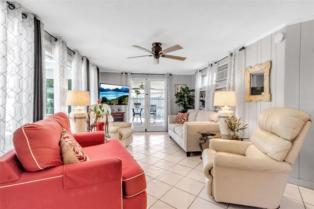 Active With Contract: $385,000 (3 beds, 2 baths, 1097 Square Feet)