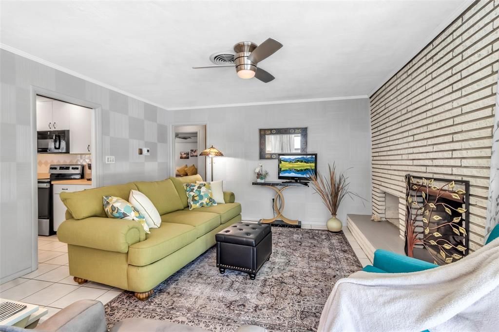 Active With Contract: $385,000 (3 beds, 2 baths, 1097 Square Feet)