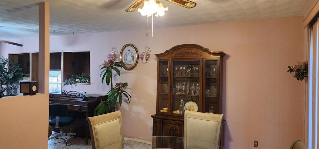 Recently Sold: $289,990 (3 beds, 1 baths, 1418 Square Feet)