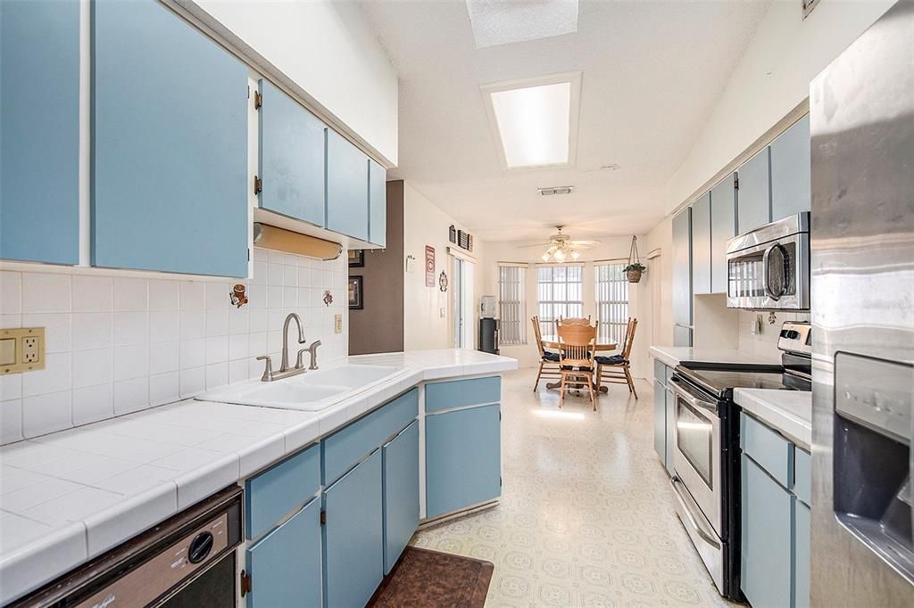 For Sale: $299,000 (2 beds, 2 baths, 1662 Square Feet)