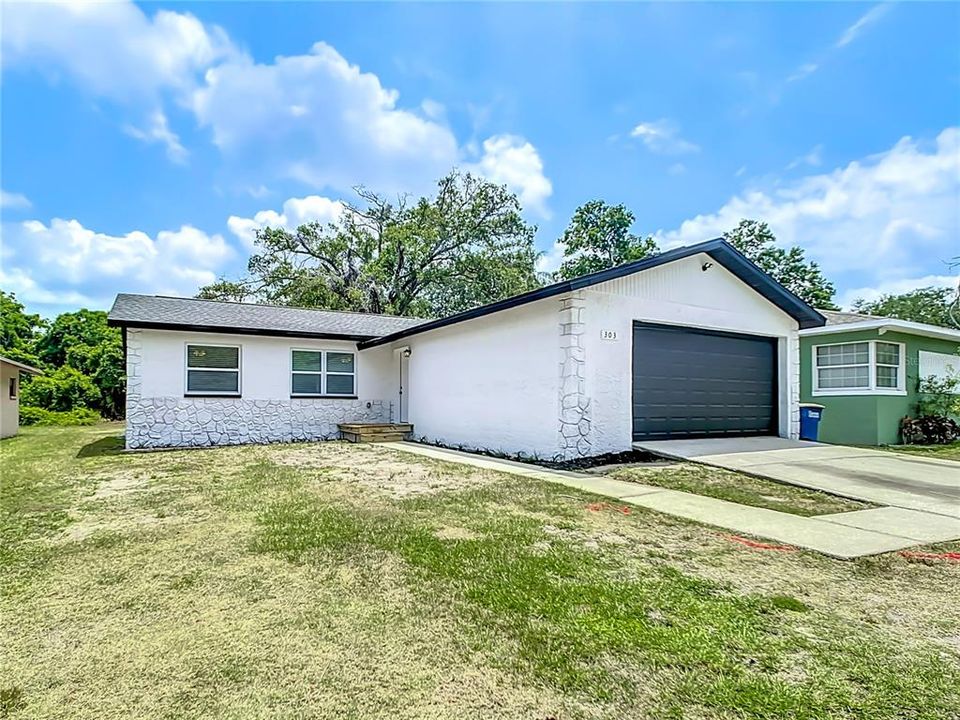 Active With Contract: $325,000 (3 beds, 2 baths, 1166 Square Feet)