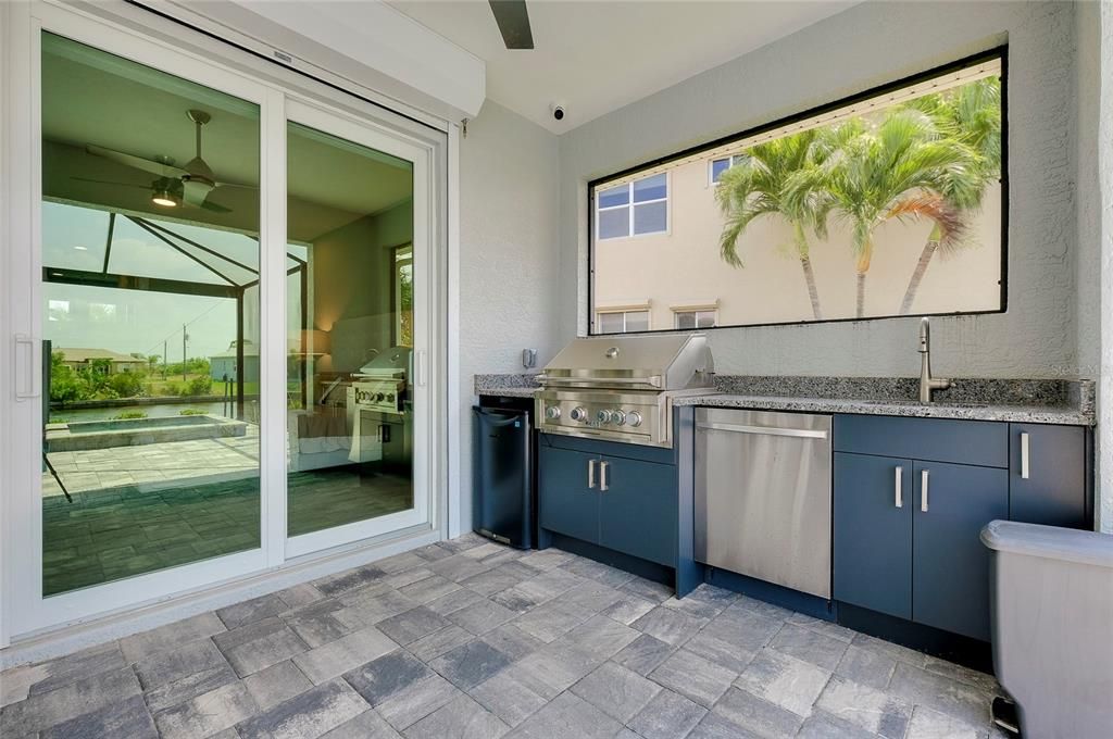 Outdoor kitchen with dishwasher, Fridge, Sink and Grill