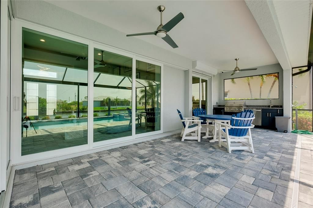 Outdoor kitchen with dishwasher, Fridge, Sink and Grill