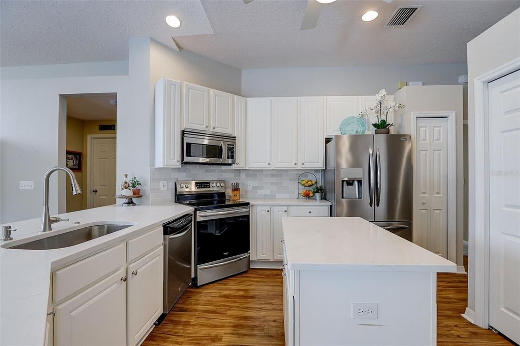 Perfect kitchen for large gatherings and everyday cooking!