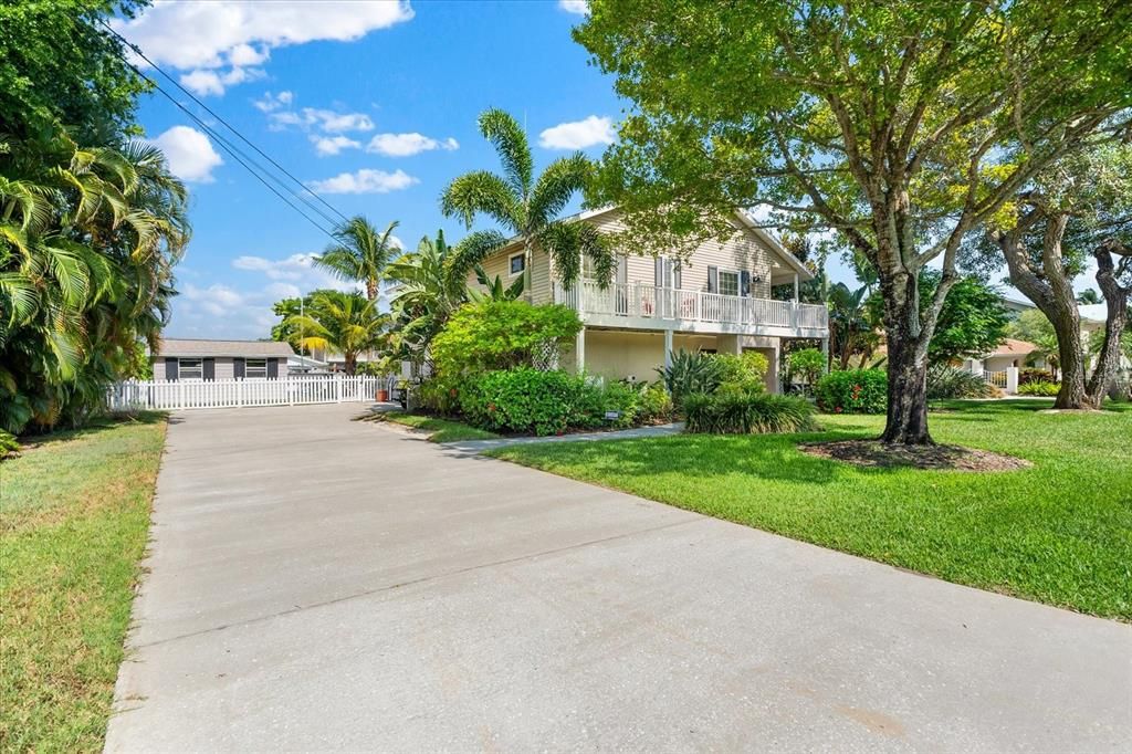 Recently Sold: $875,000 (3 beds, 2 baths, 2185 Square Feet)