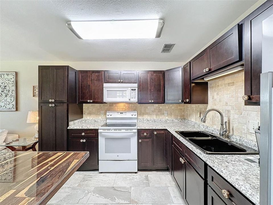 For Sale: $134,900 (1 beds, 1 baths, 779 Square Feet)