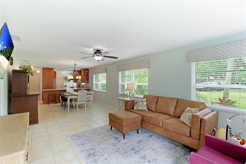 Active With Contract: $335,950 (2 beds, 2 baths, 1212 Square Feet)