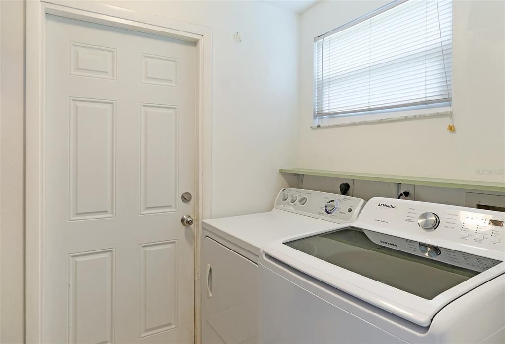 In-home washer and dryer. No going to the garage!