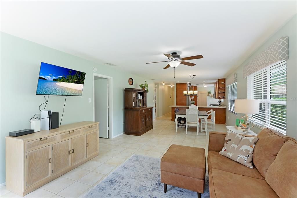 Active With Contract: $335,950 (2 beds, 2 baths, 1212 Square Feet)