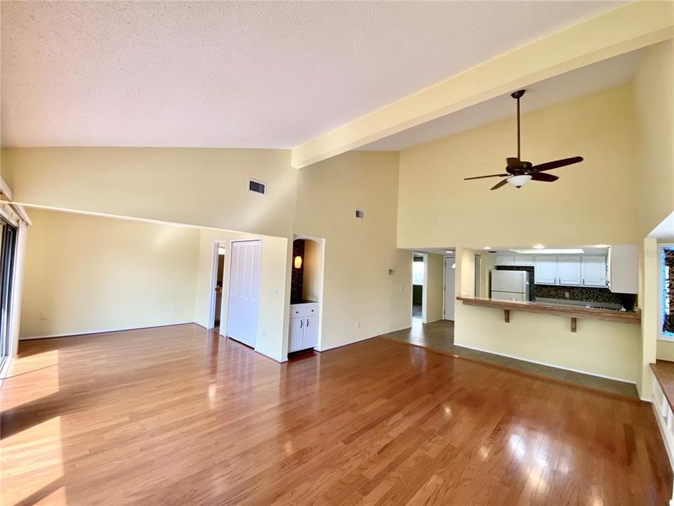 For Sale: $299,000 (1 beds, 1 baths, 1053 Square Feet)