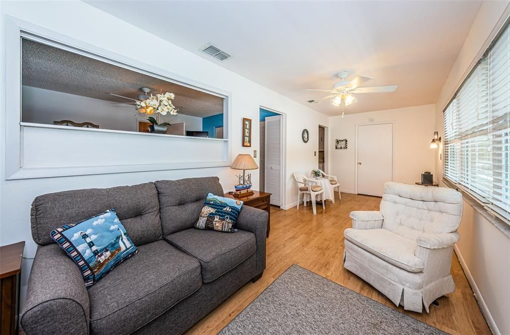 Active With Contract: $124,900 (2 beds, 1 baths, 1010 Square Feet)