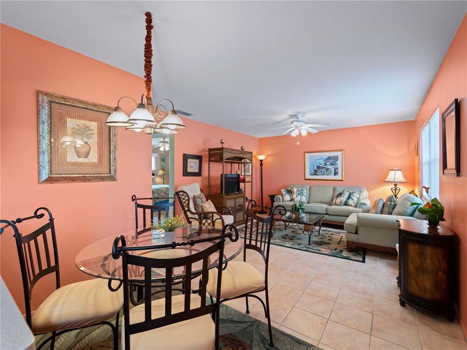 For Sale: $324,000 (2 beds, 2 baths, 811 Square Feet)