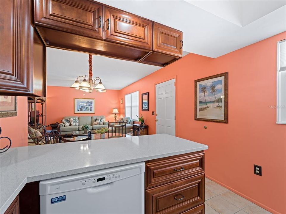 For Sale: $324,000 (2 beds, 2 baths, 811 Square Feet)