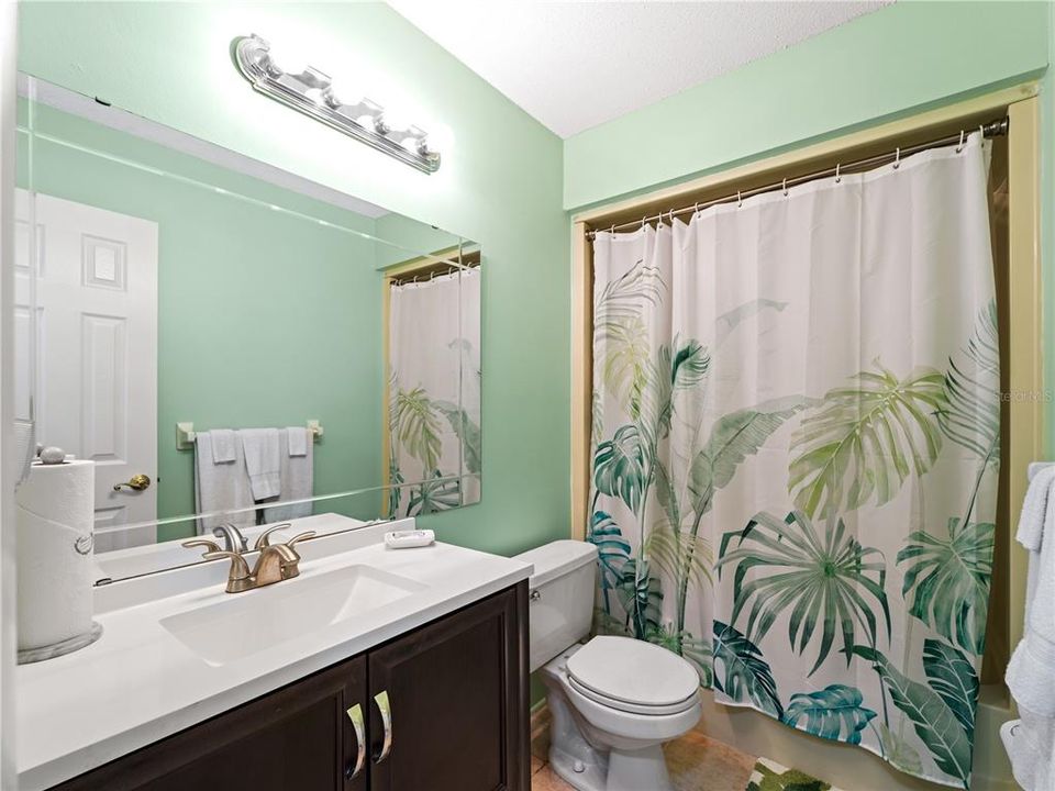 For Sale: $324,000 (2 beds, 2 baths, 811 Square Feet)