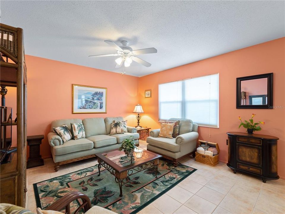 For Sale: $324,000 (2 beds, 2 baths, 811 Square Feet)